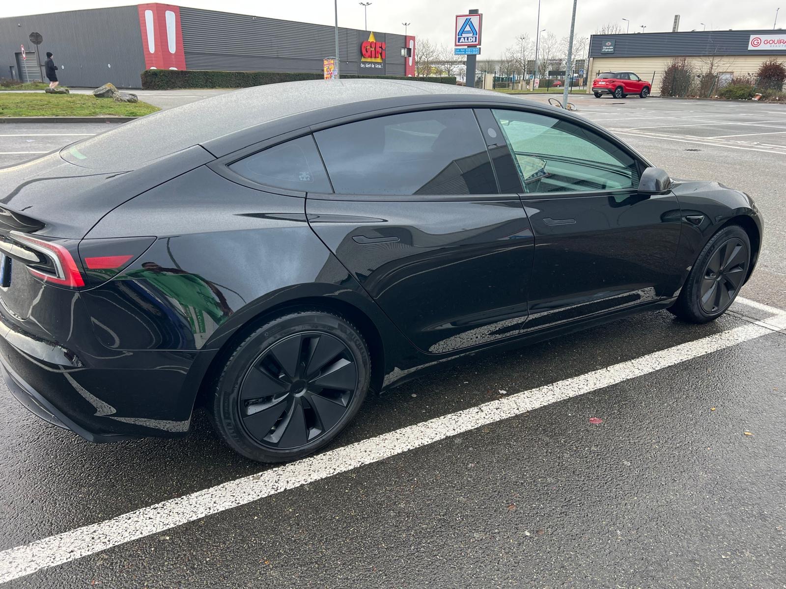 TESLA MODEL 3 — Tesla Model 3 Highland 2024 avec boule d'attelage